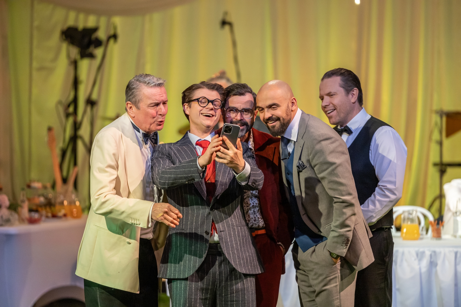 na zdjęciu osoby na scenie