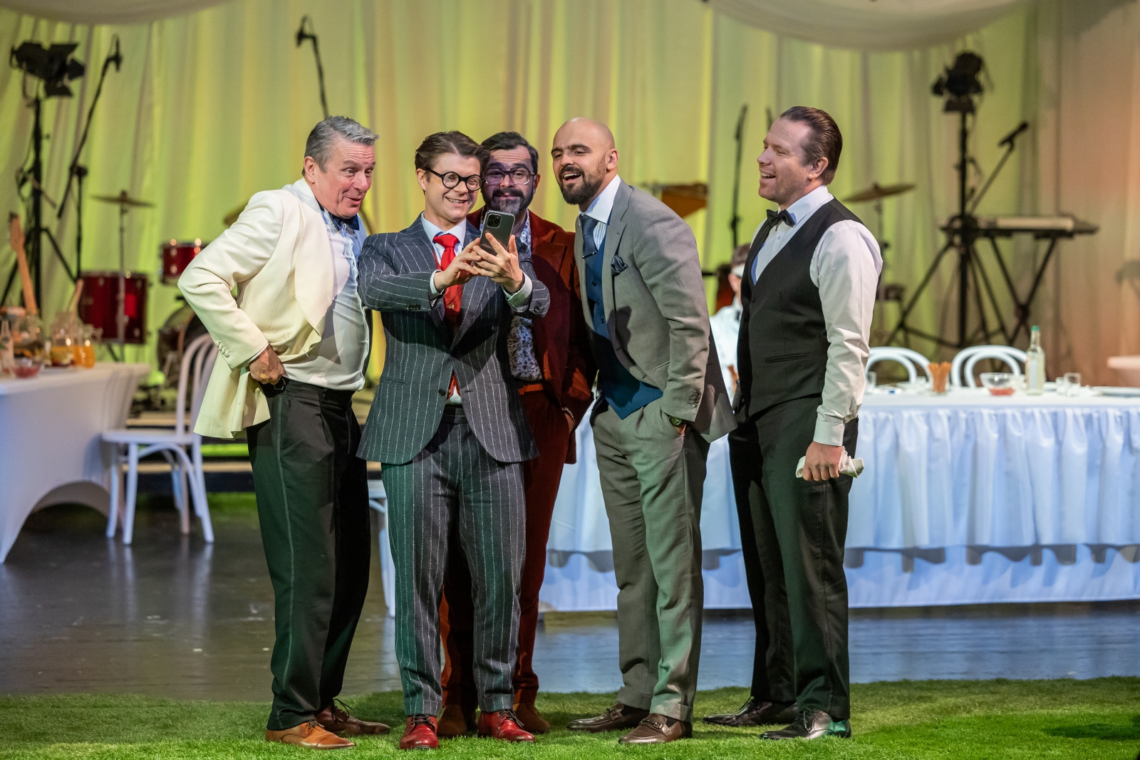 na zdjęciu osoby na scenie