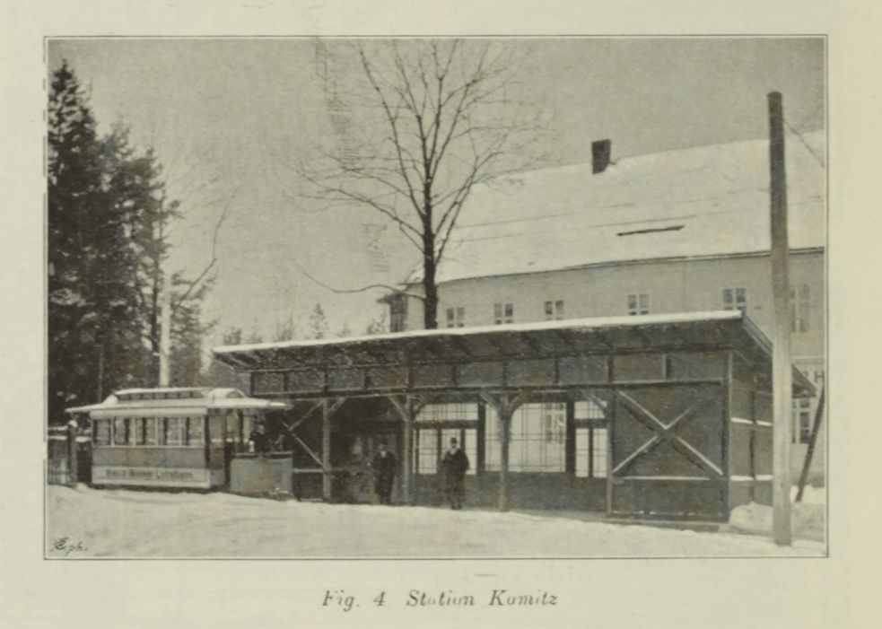 Na zdjęciu tramwaj i ludzie 