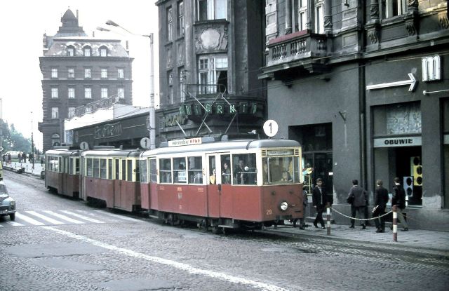 Na zdjęciu tramwaj i ludzie 