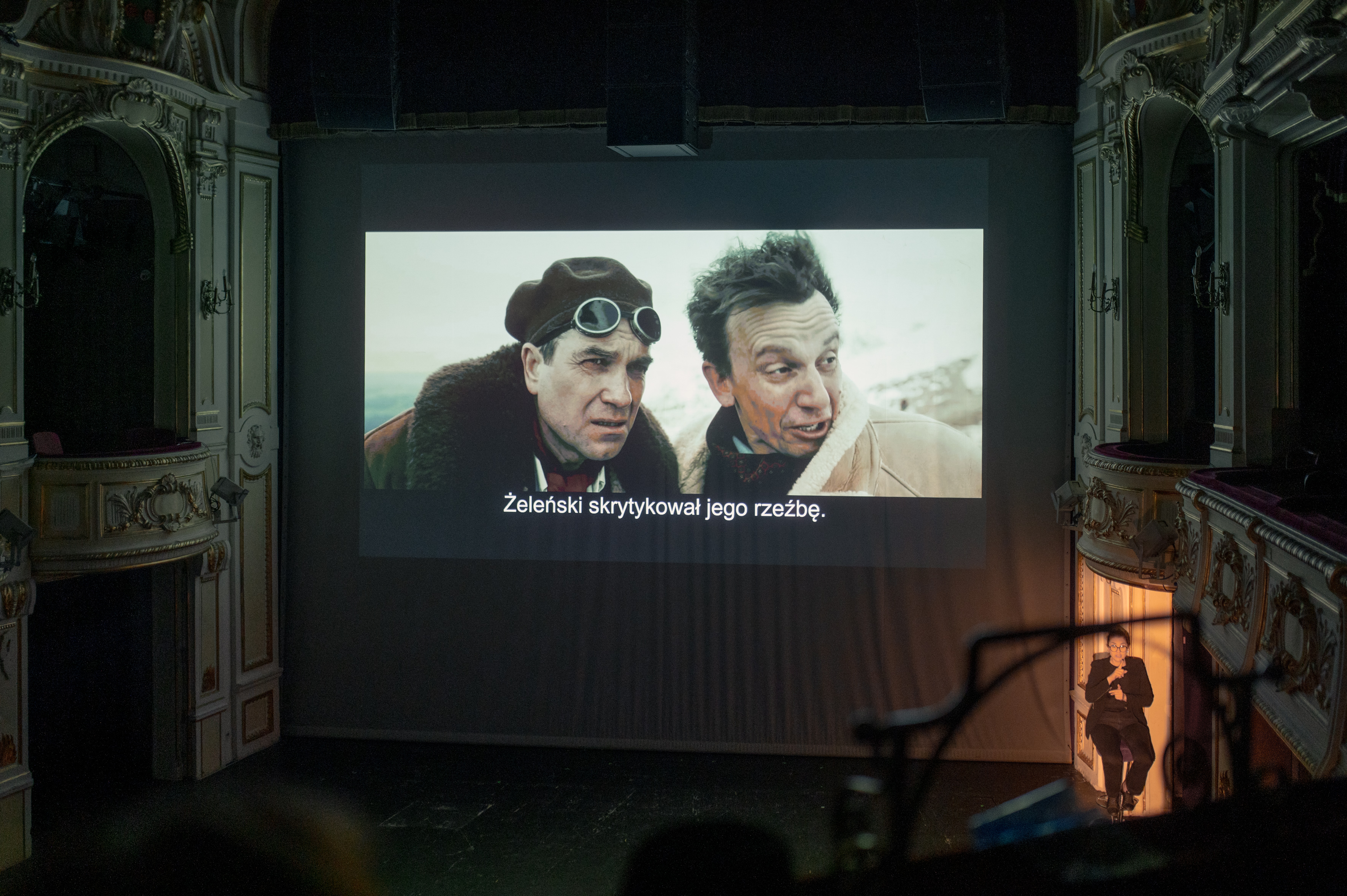 Na zdjęciu kadr z filmu wyświetlany na ekranie w teatrze