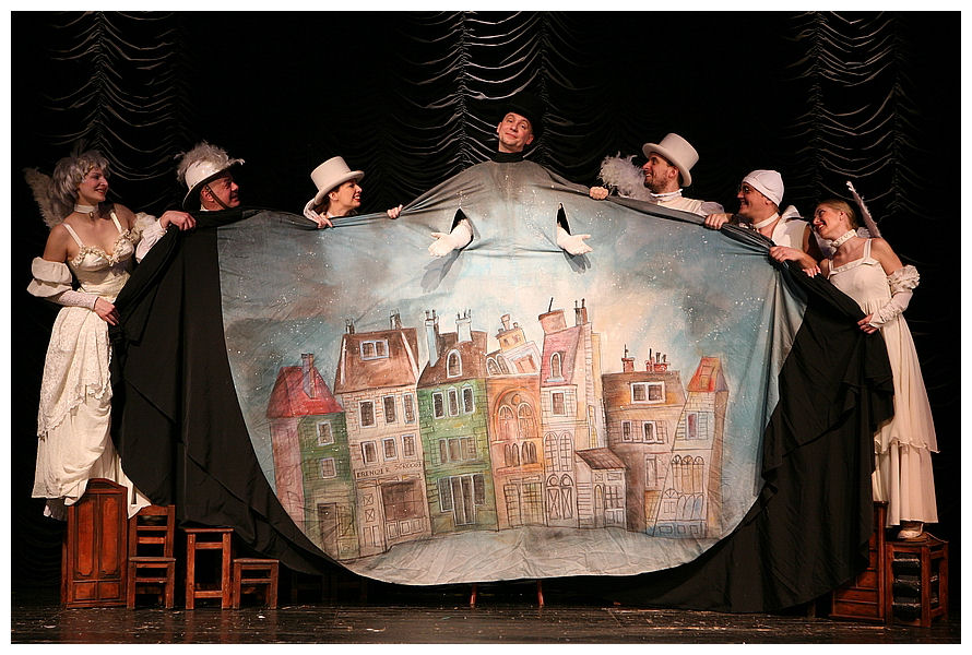 na zdjęciu osoby na scenie podczas spektaklu