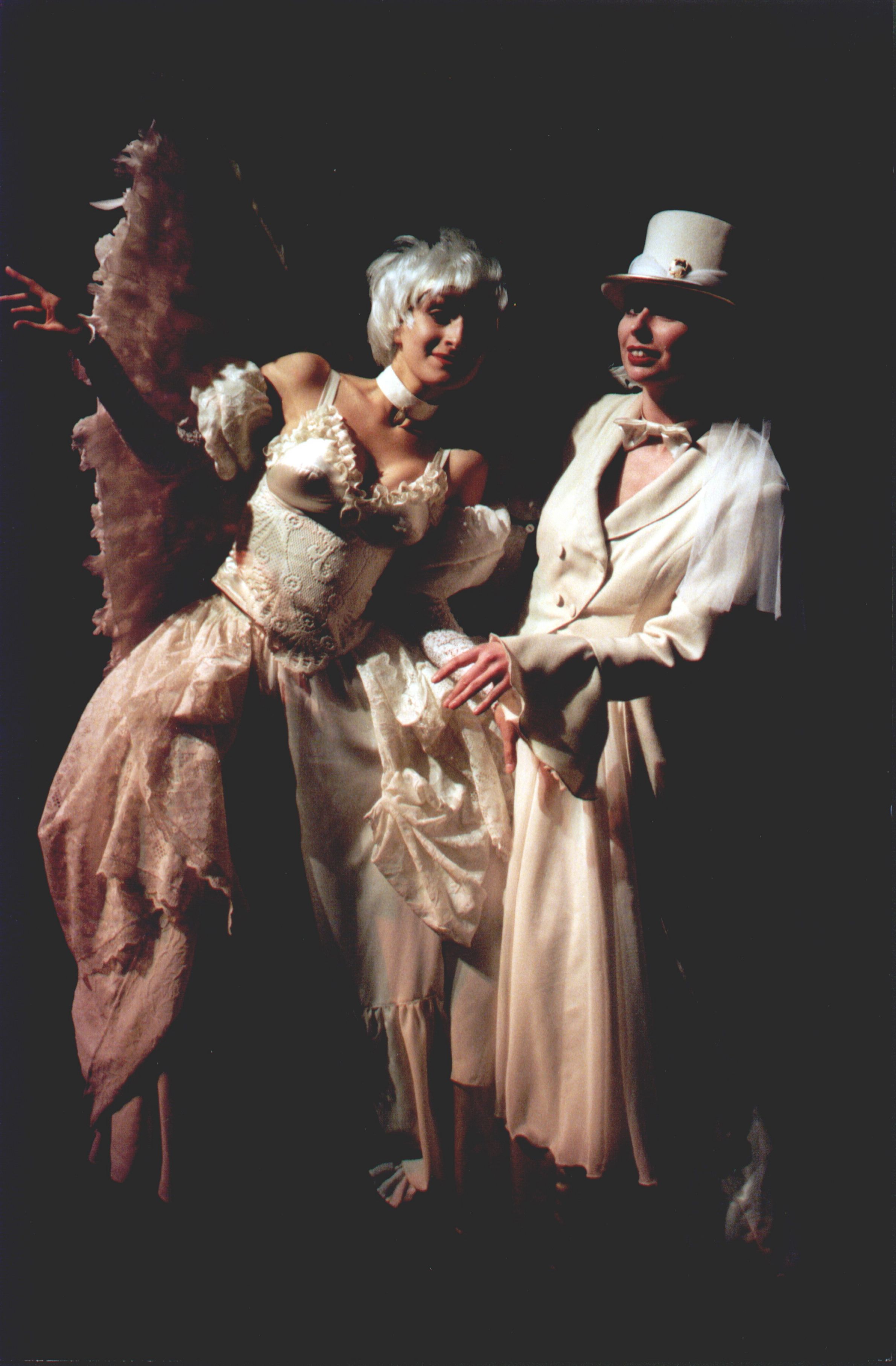 na zdjęciu osoby na scenie podczas spektaklu