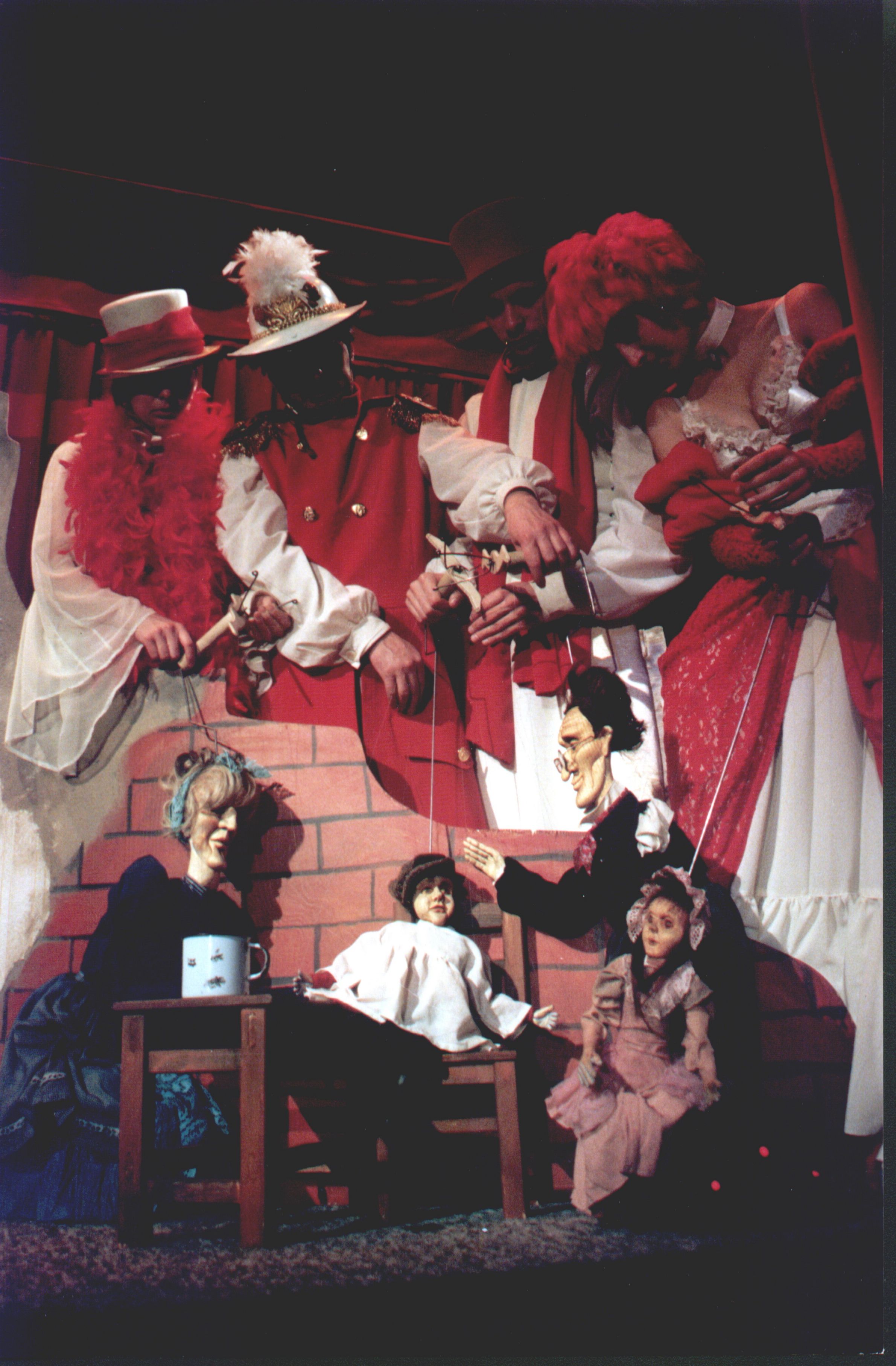 na zdjęciu osoby na scenie podczas spektaklu