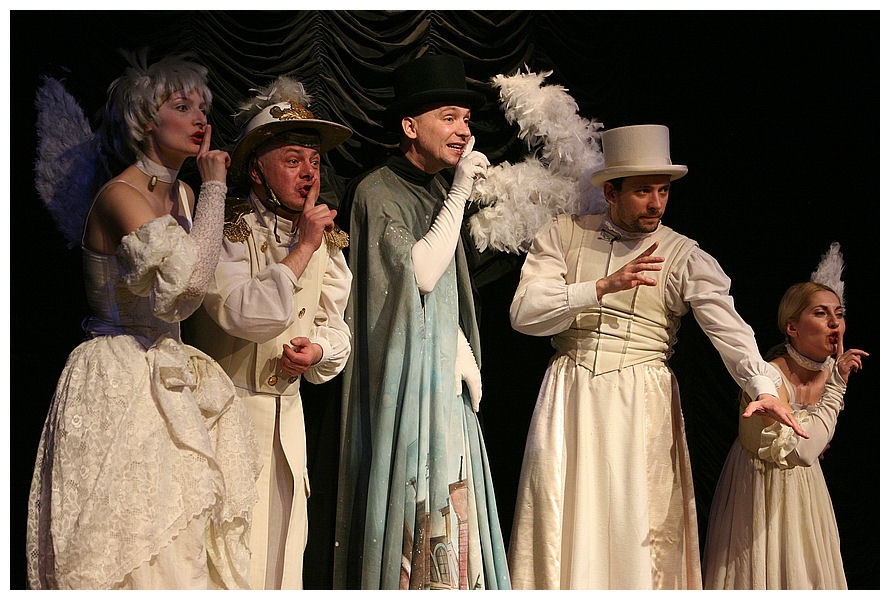 na zdjęciu osoby na scenie podczas spektaklu