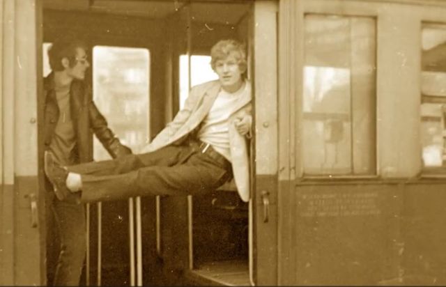 Na zdjęciu tramwaj i ludzie 