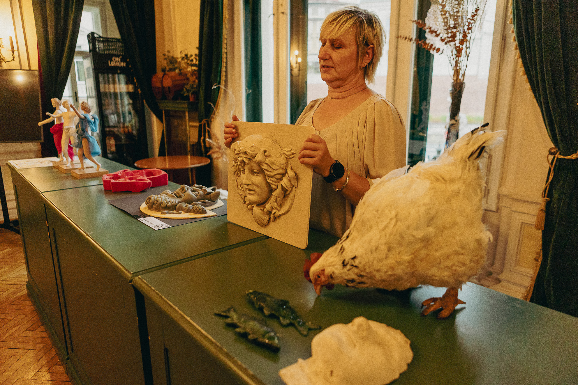 Na zdjęciu osoba prezentująca rzeźbę