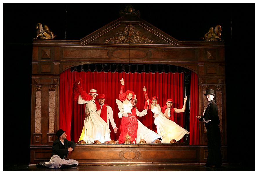 na zdjęciu osoby na scenie podczas spektaklu