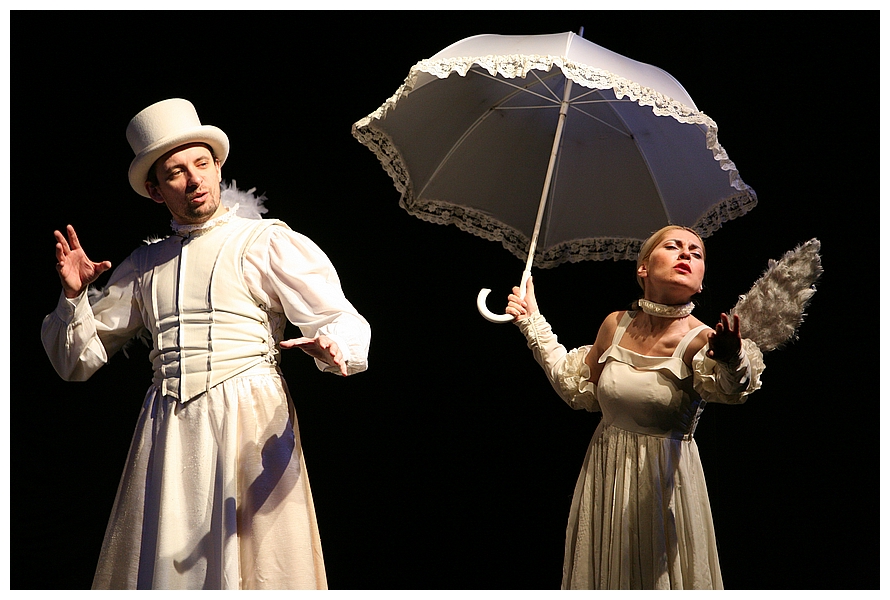 na zdjęciu osoby na scenie podczas spektaklu