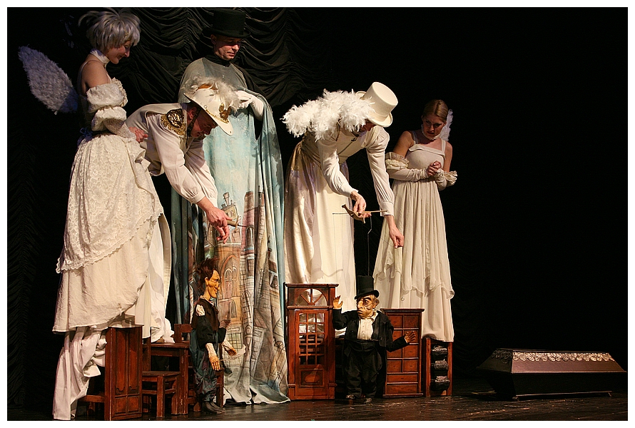 na zdjęciu osoby na scenie podczas spektaklu