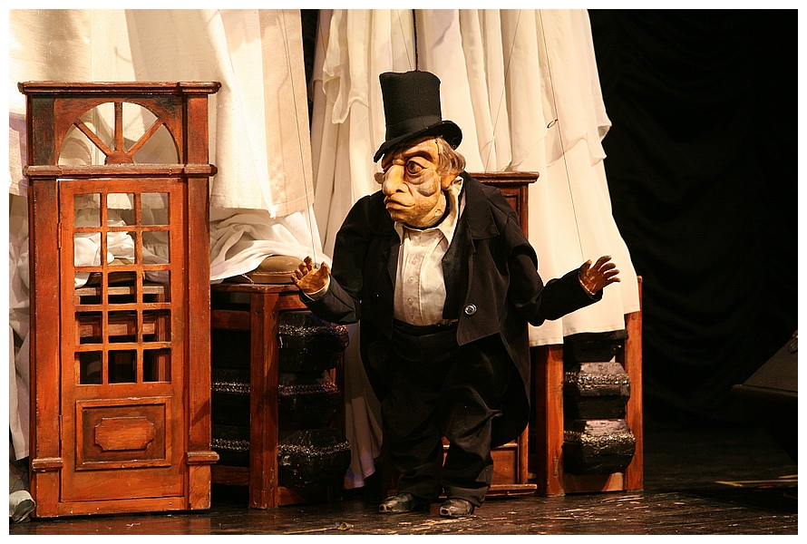 na zdjęciu osoby na scenie podczas spektaklu