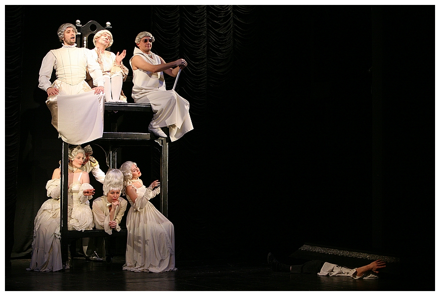 na zdjęciu osoby na scenie podczas spektaklu