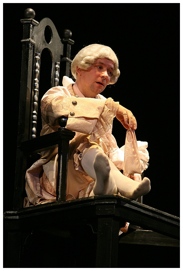 na zdjęciu osoby na scenie podczas spektaklu