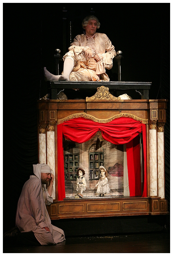 na zdjęciu osoby na scenie podczas spektaklu