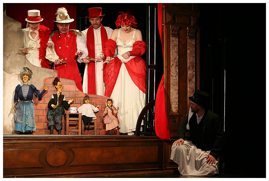 na zdjęciu osoby na scenie podczas spektaklu