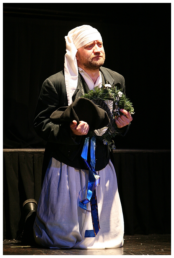 na zdjęciu osoby na scenie podczas spektaklu