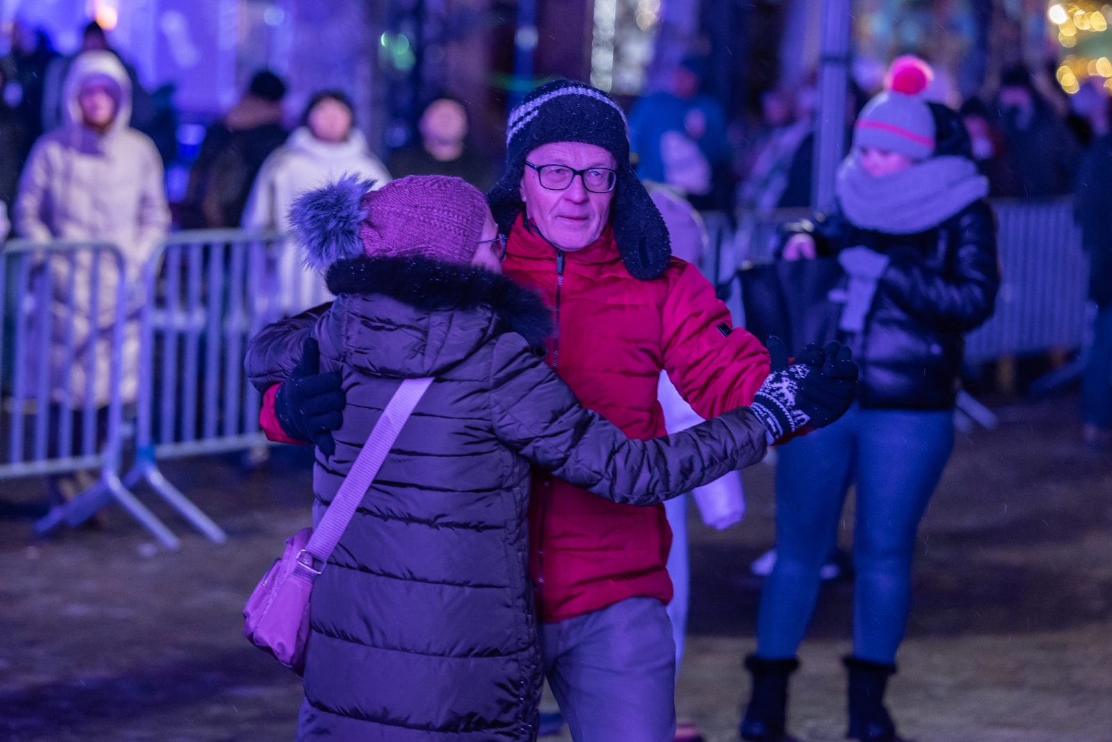 na zdjęciu osoby podczas Sylwestra