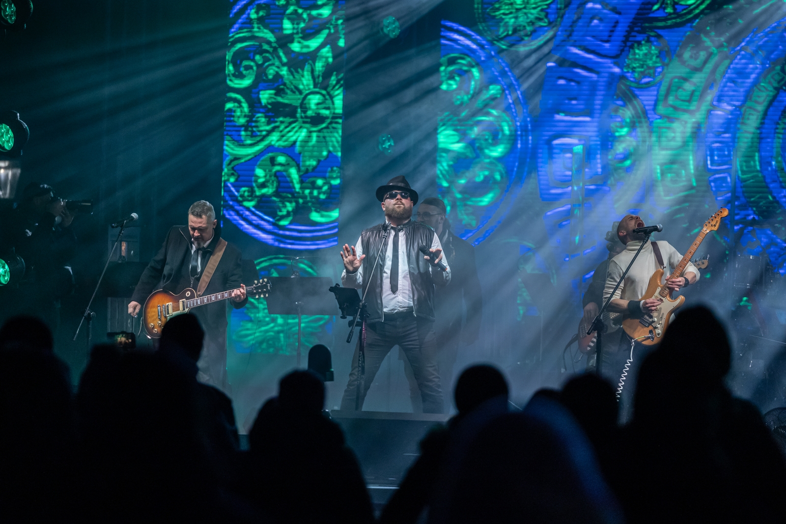 na zdjęciu osoby podczas Sylwestra