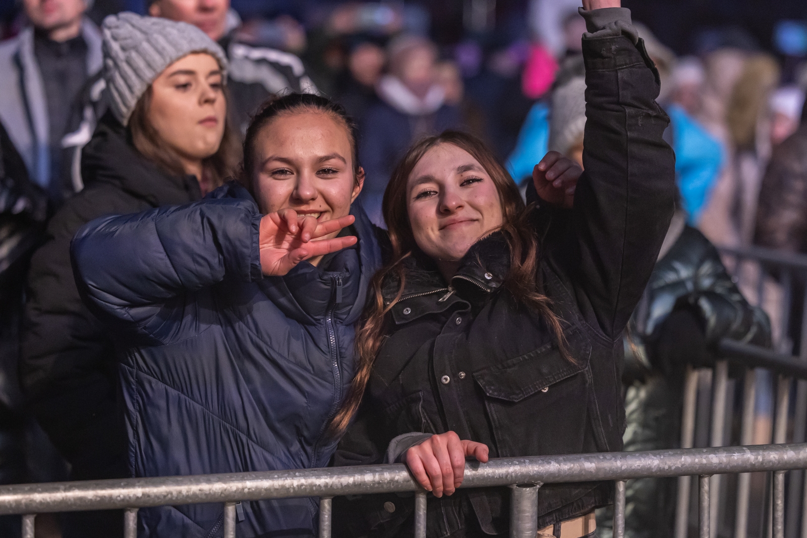 na zdjęciu osoby podczas Sylwestra
