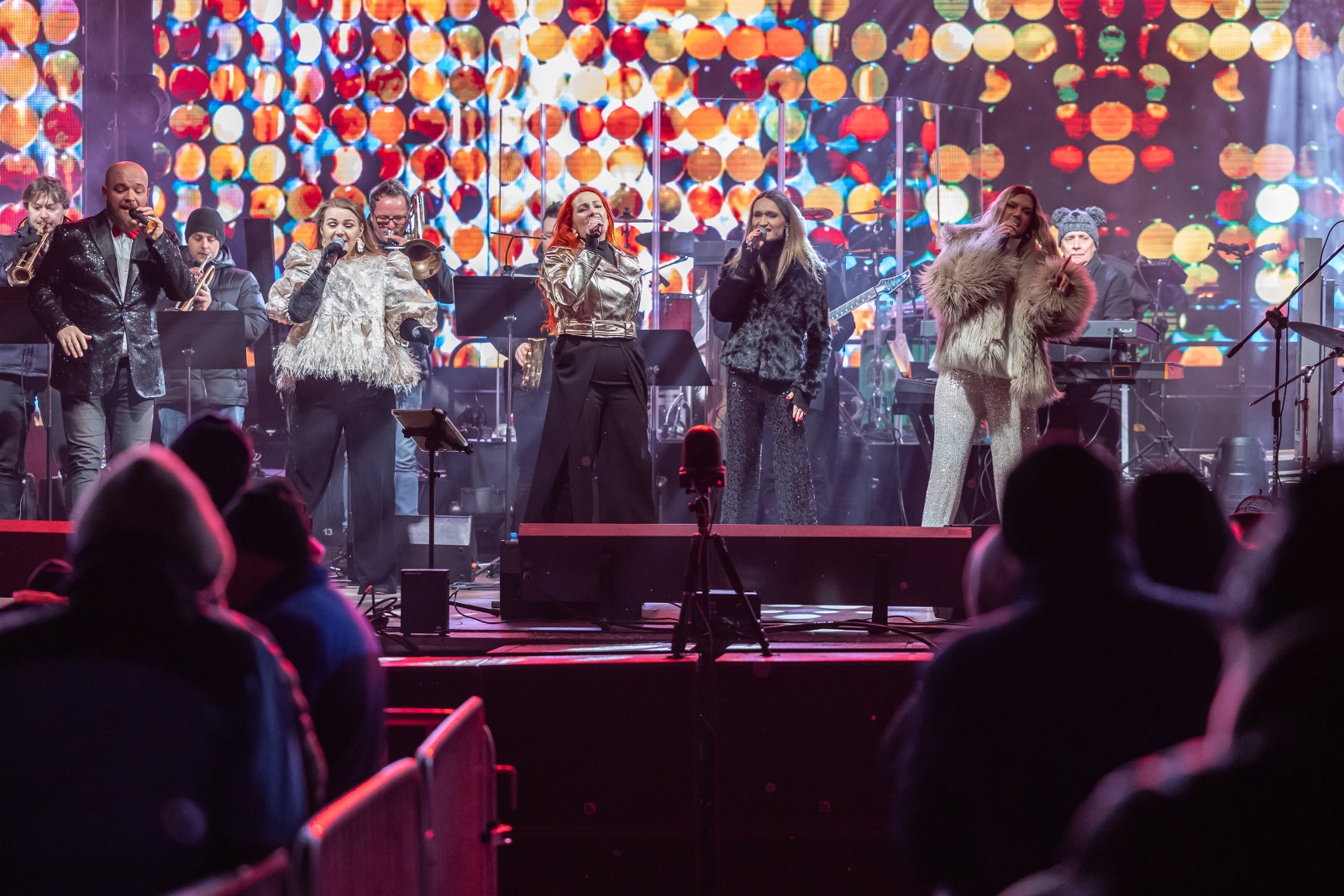 na zdjęciu osoby podczas Sylwestra