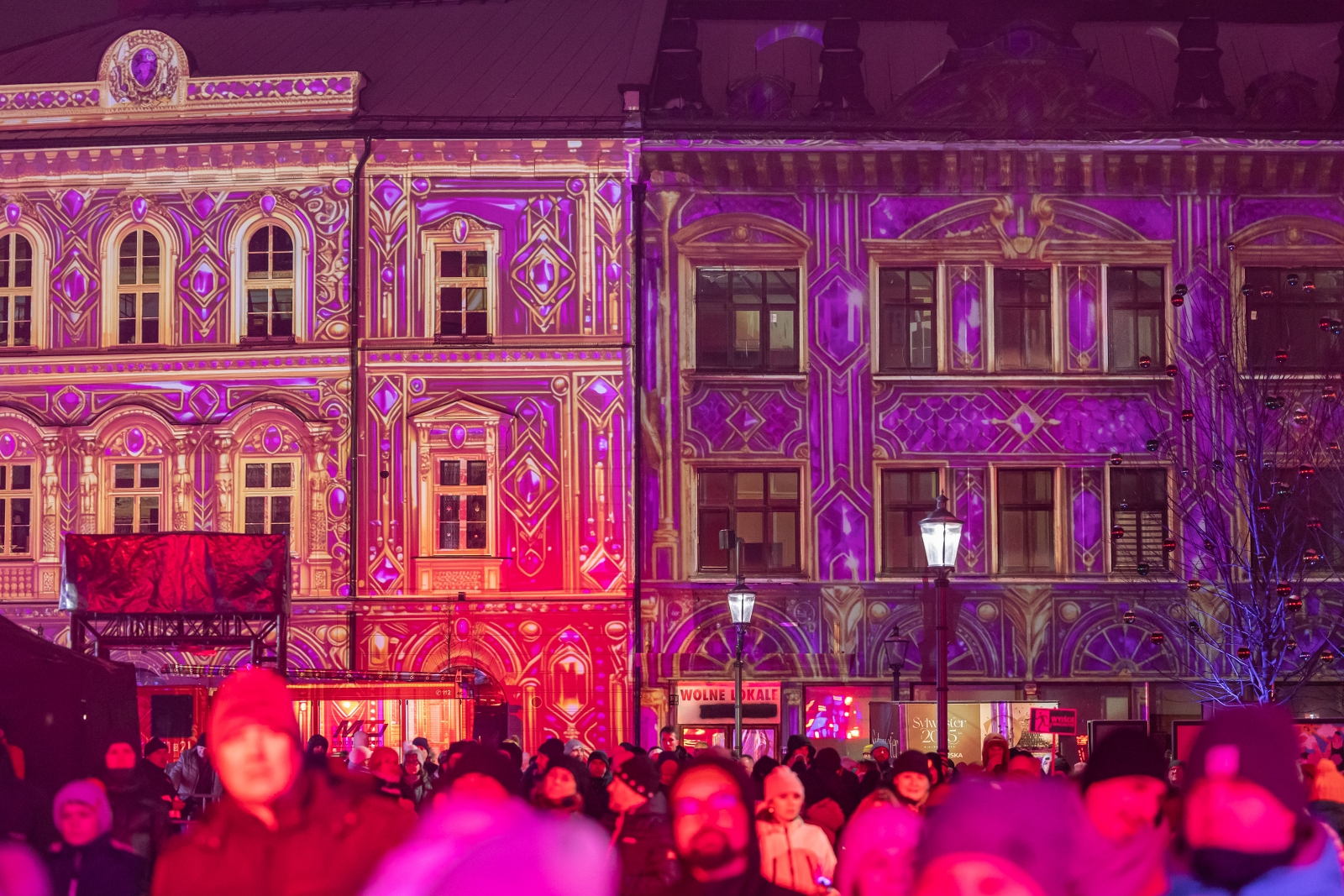 na zdjęciu osoby podczas Sylwestra