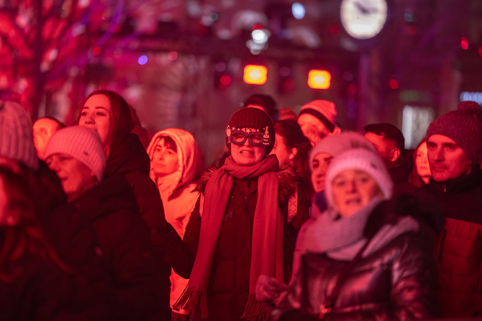 na zdjęciu osoby podczas Sylwestra