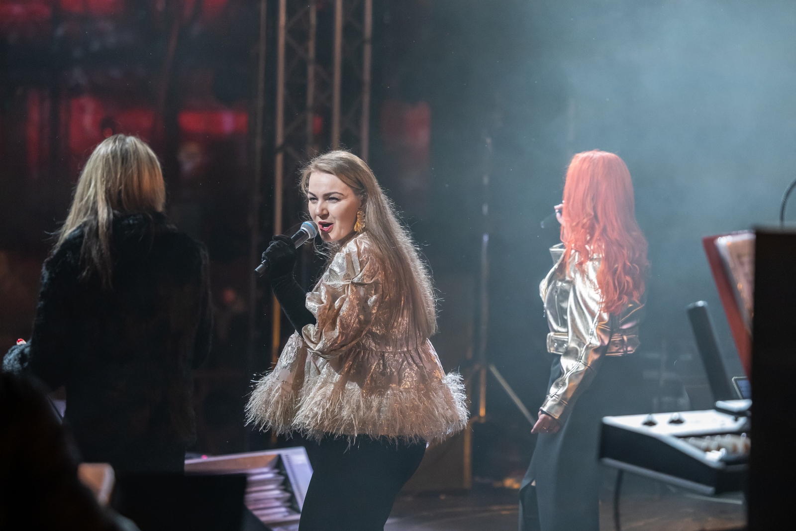 na zdjęciu osoby podczas Sylwestra