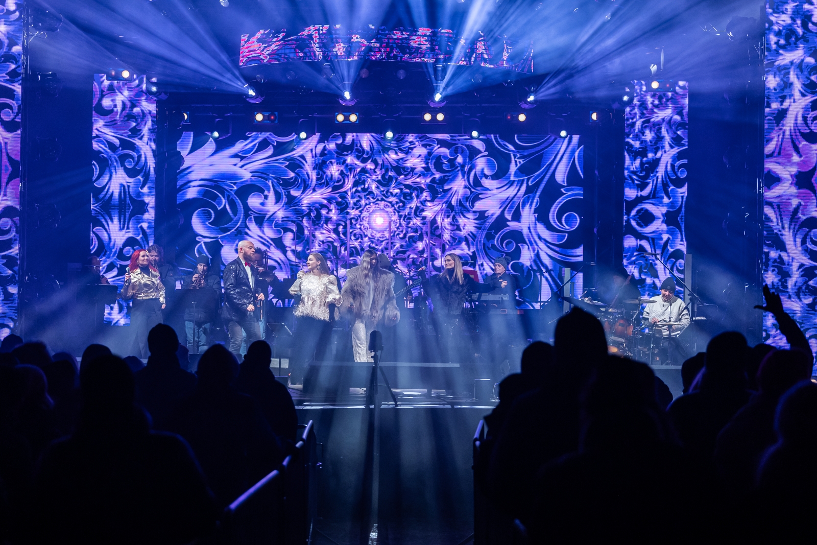 na zdjęciu osoby podczas Sylwestra