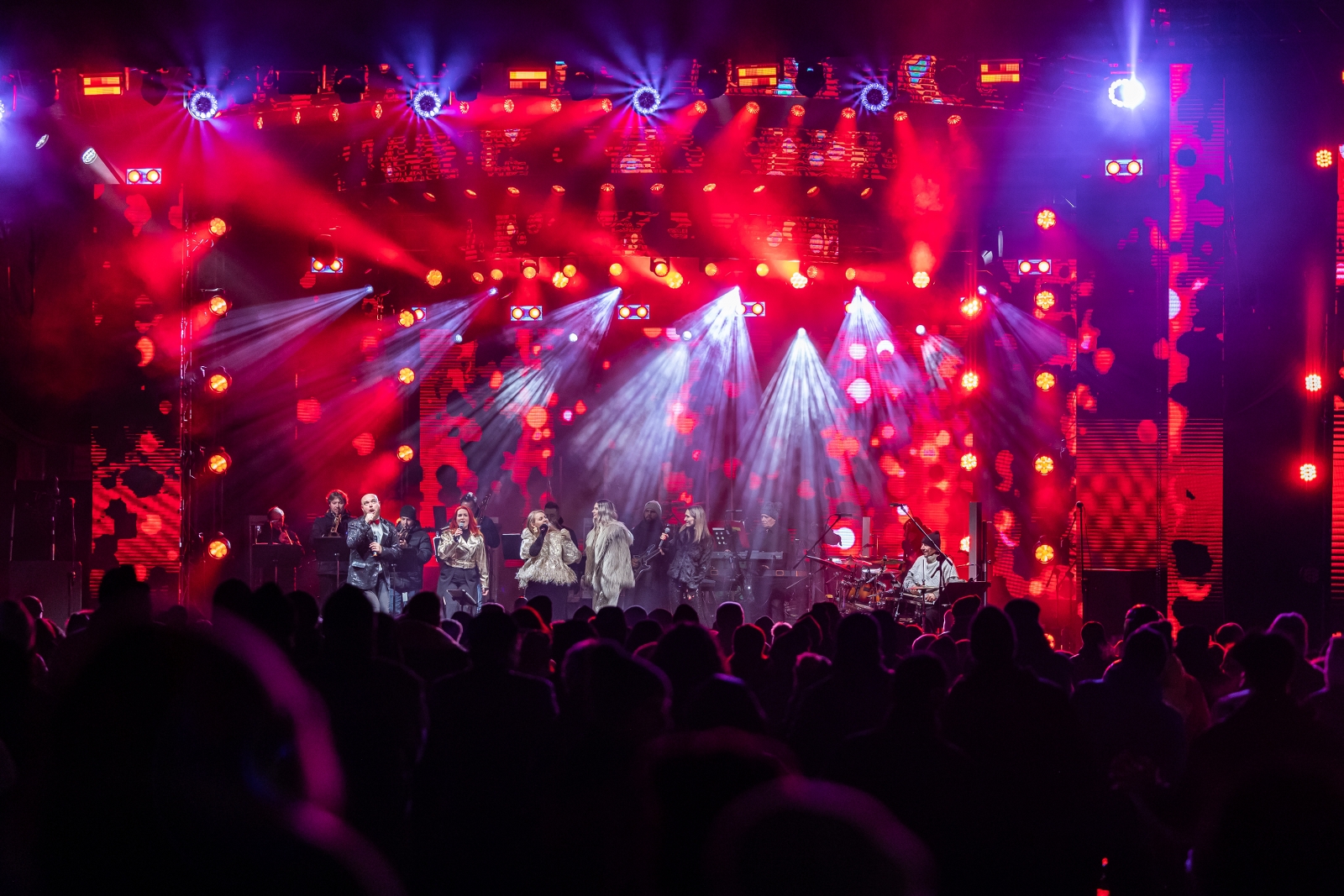 na zdjęciu osoby podczas Sylwestra