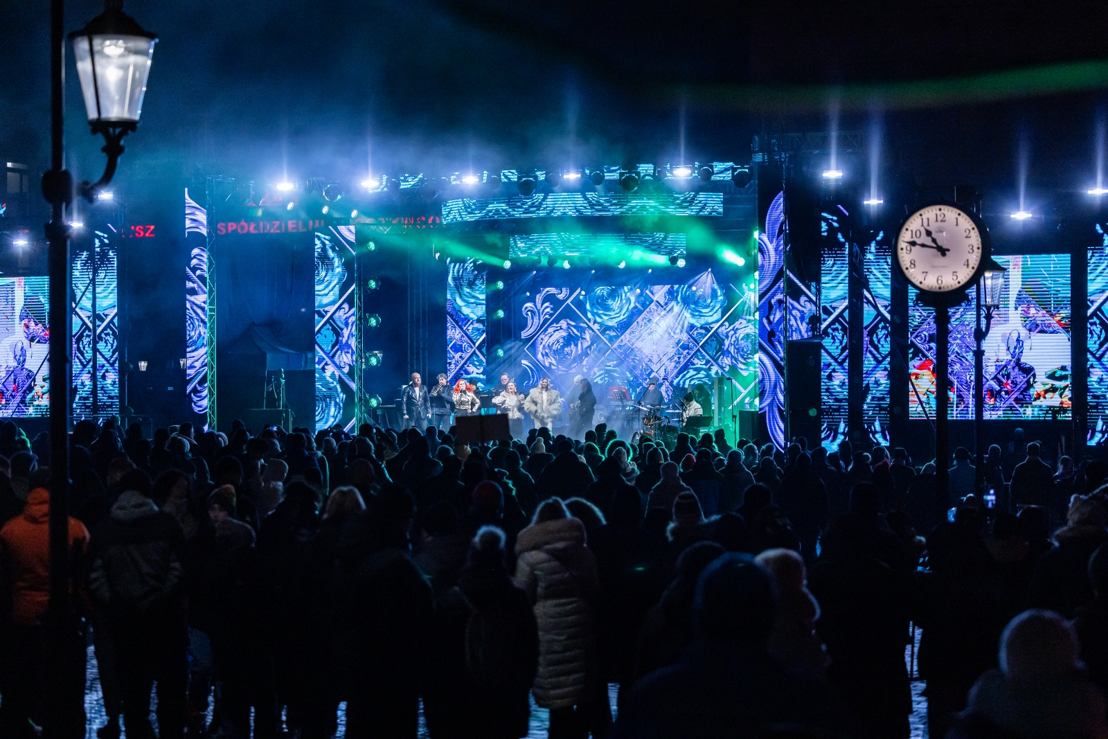 na zdjęciu osoby podczas Sylwestra