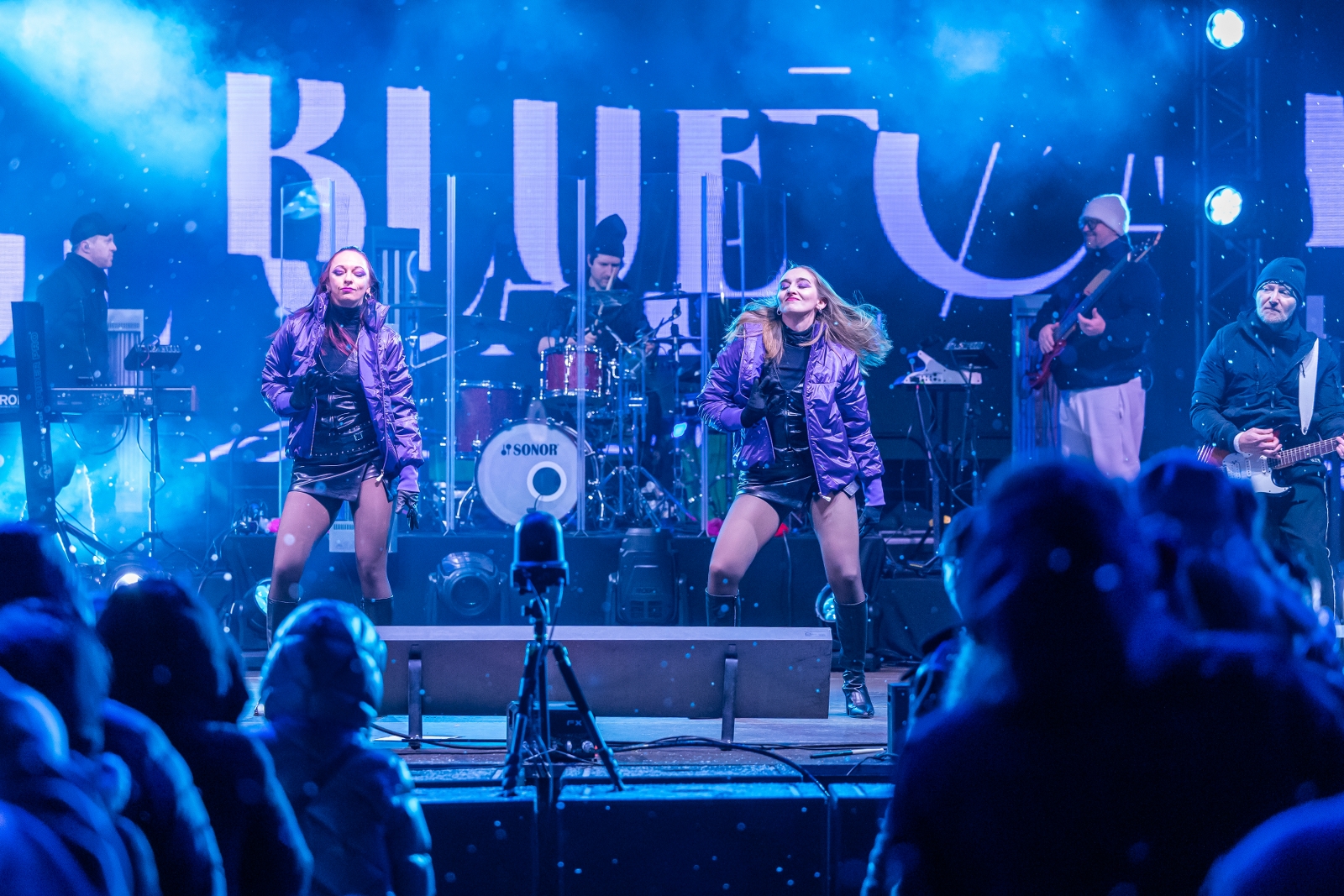 na zdjęciu osoby podczas Sylwestra