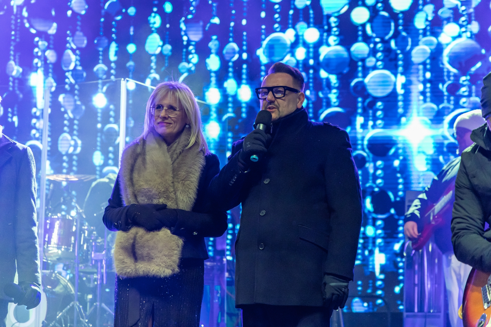 na zdjęciu osoby podczas Sylwestra