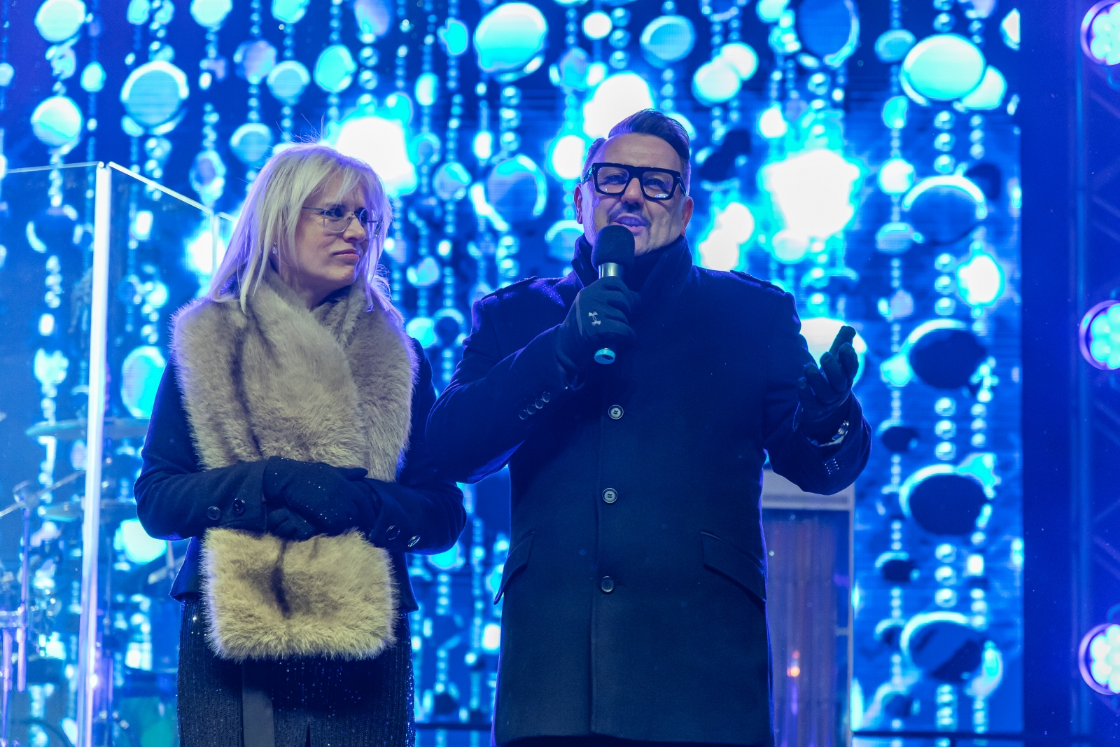 na zdjęciu osoby podczas Sylwestra