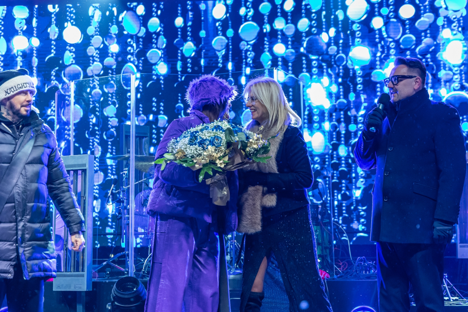 na zdjęciu osoby podczas Sylwestra