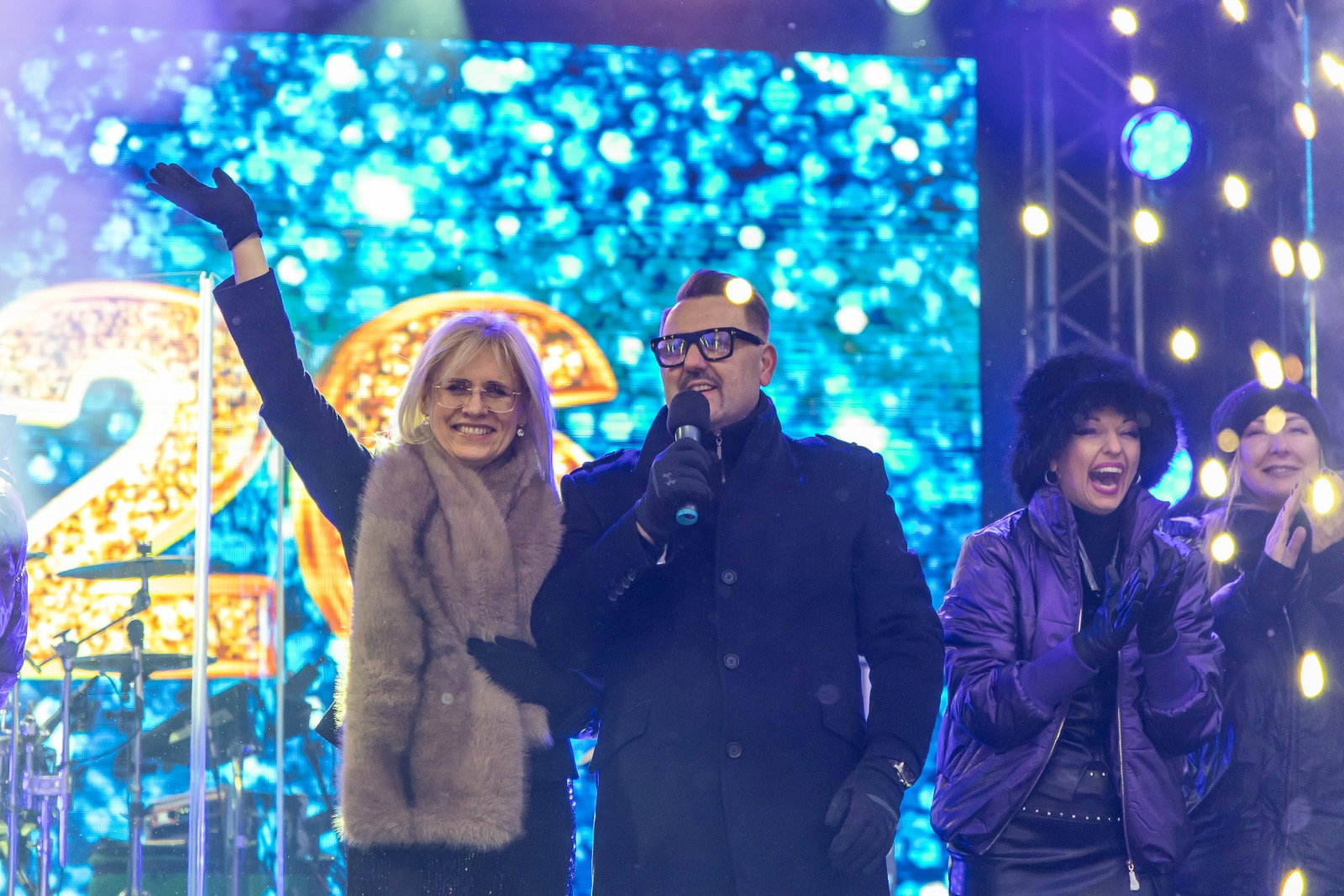 na zdjęciu osoby podczas Sylwestra