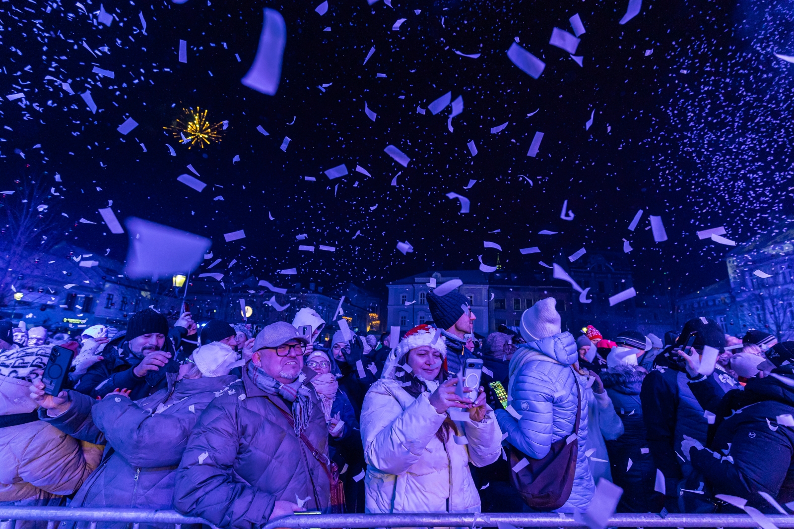 na zdjęciu osoby podczas Sylwestra