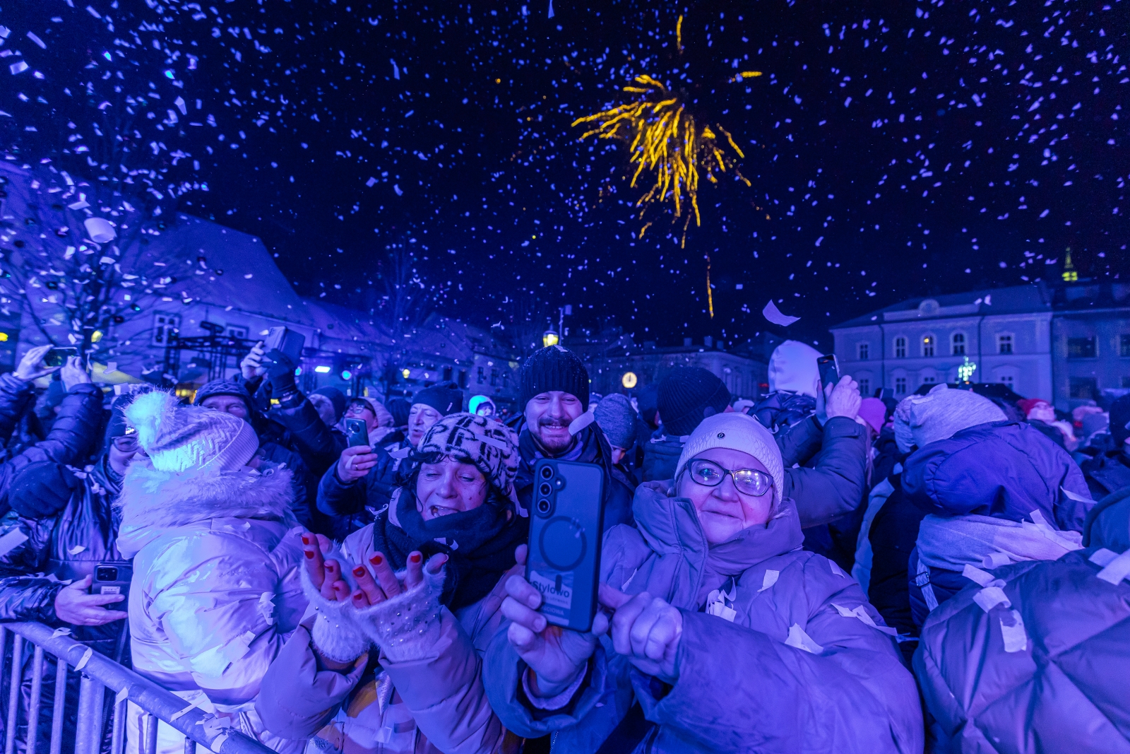 na zdjęciu osoby podczas Sylwestra