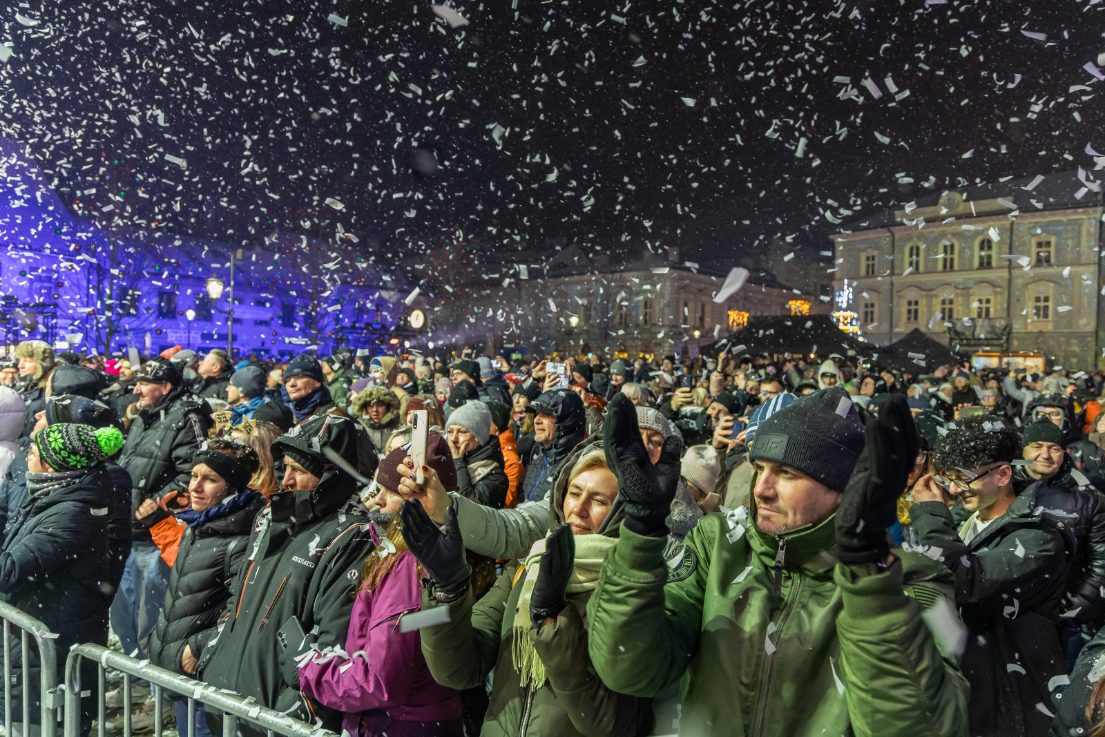 na zdjęciu osoby podczas Sylwestra