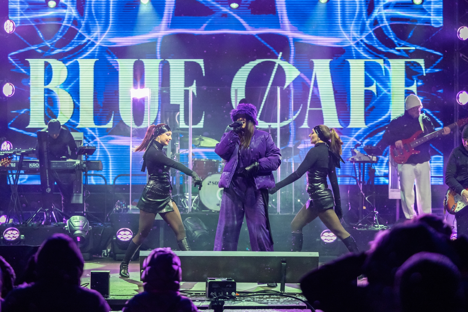 na zdjęciu osoby podczas Sylwestra