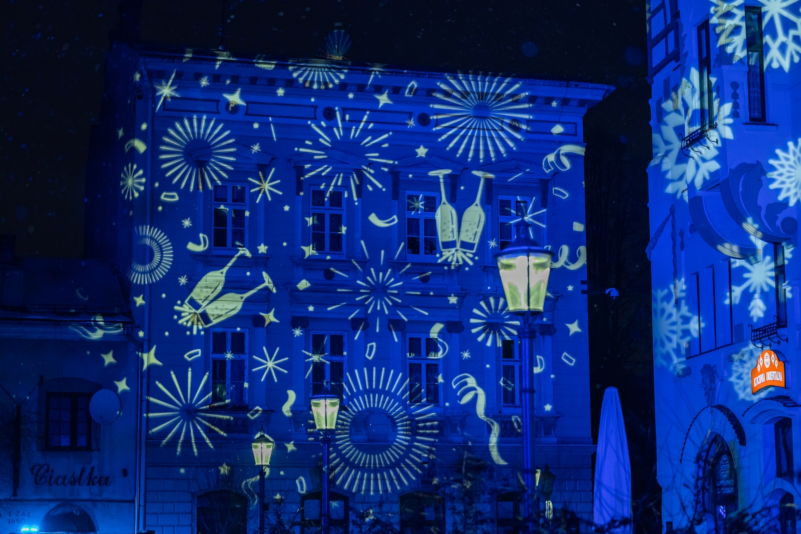 na zdjęciu osoby podczas Sylwestra