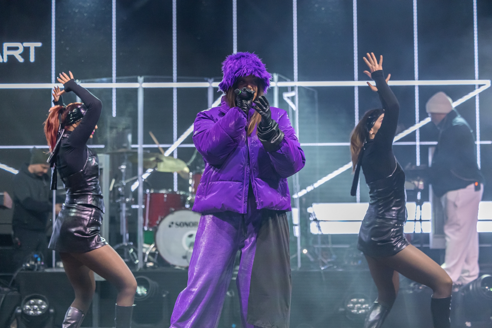 na zdjęciu osoby podczas Sylwestra