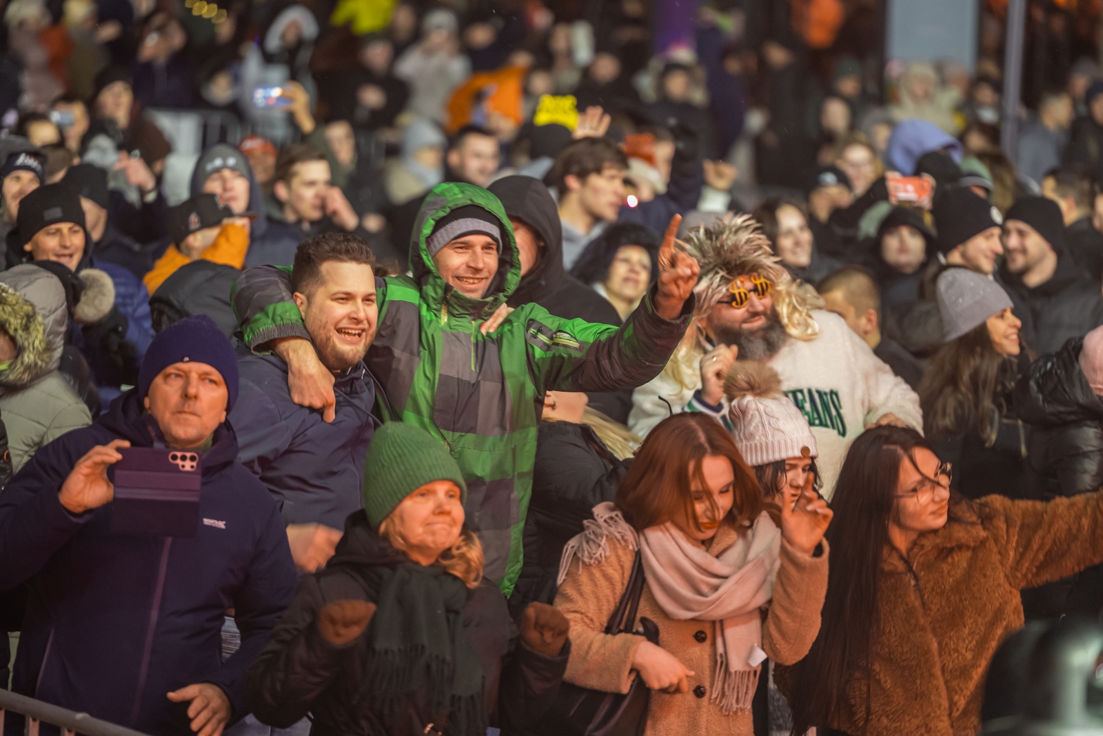 na zdjęciu osoby podczas Sylwestra