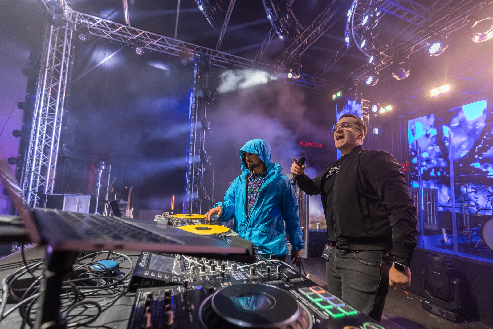 na zdjęciu osoby podczas Sylwestra