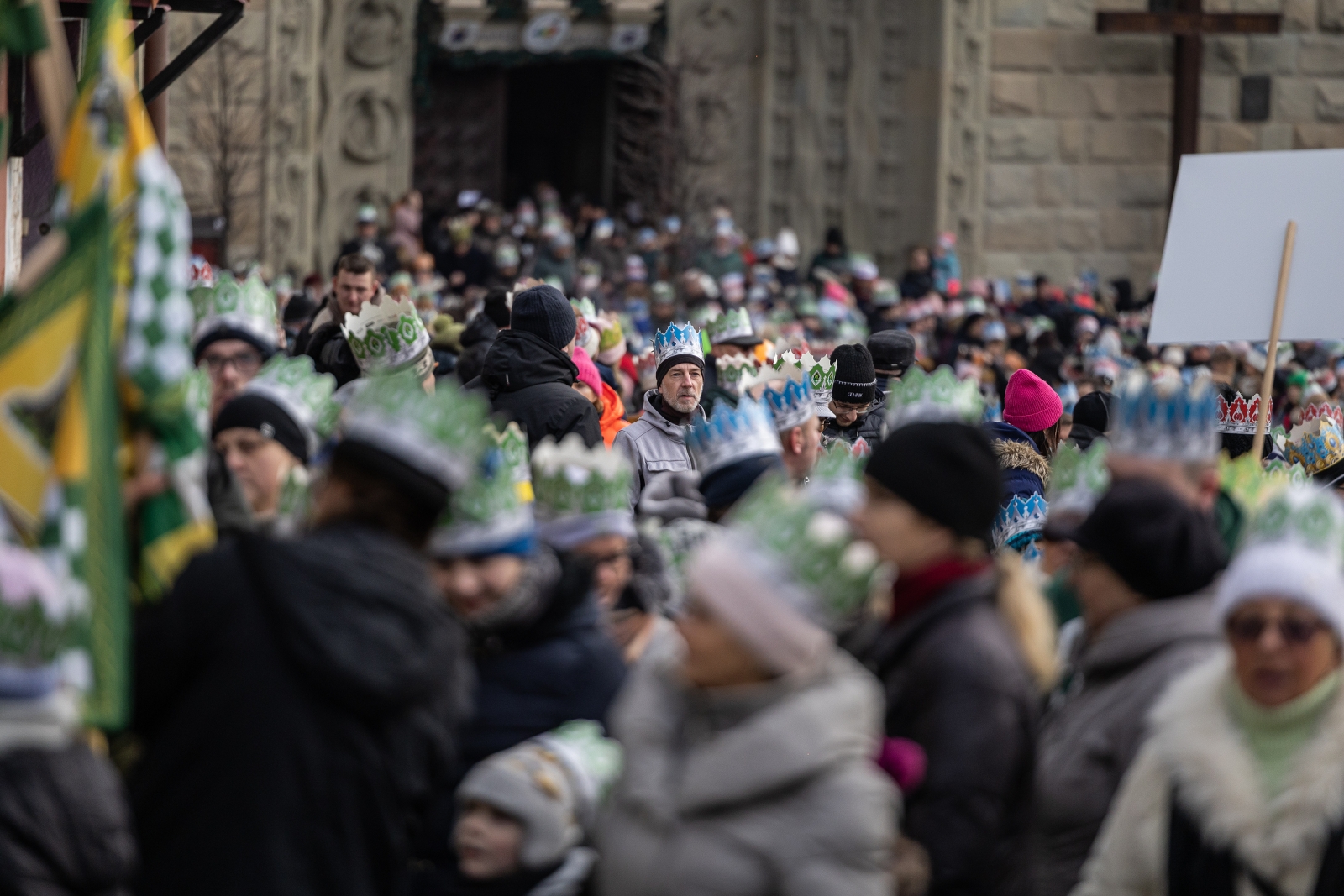 na zdjęciu osoby podczas korowodu