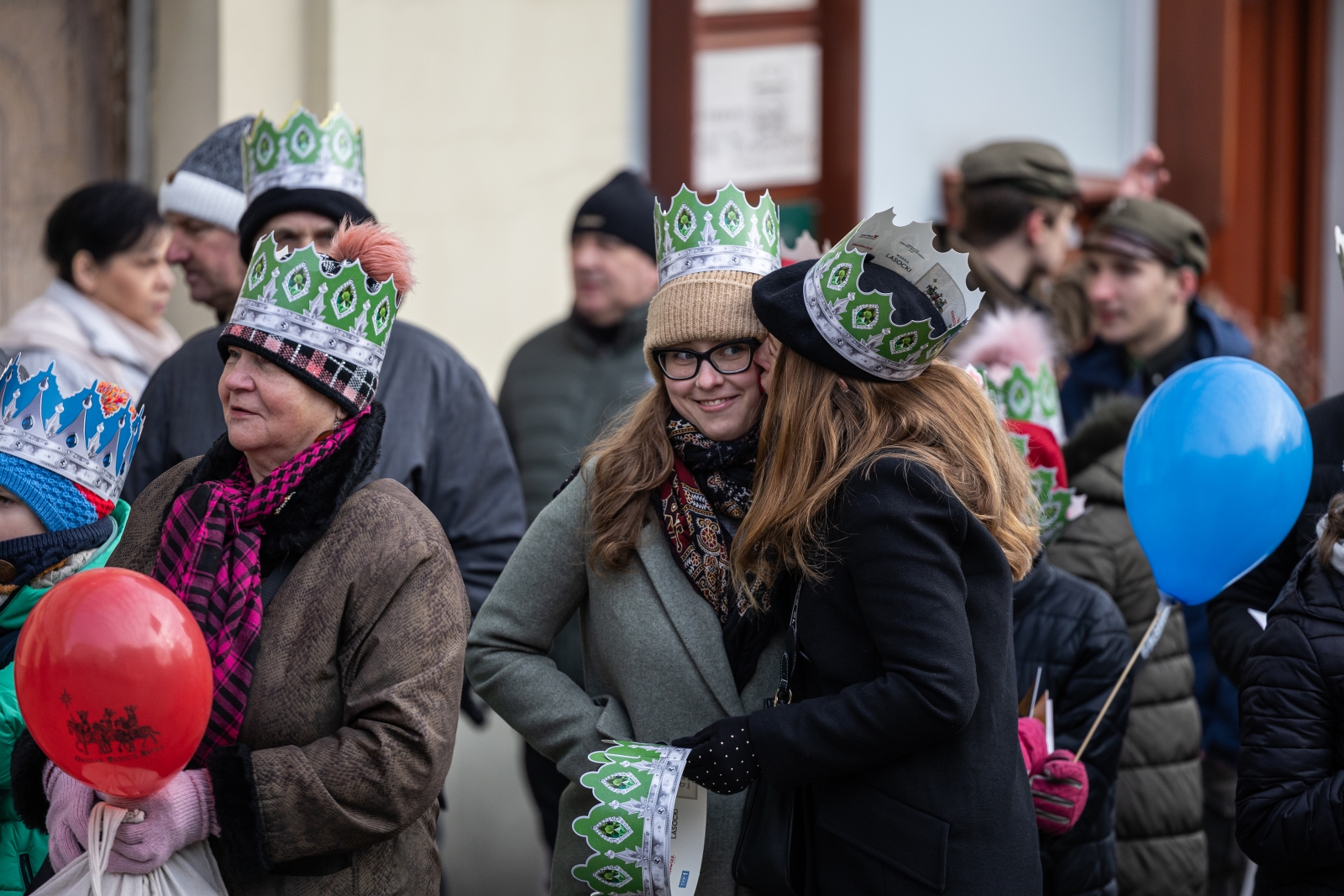 na zdjęciu osoby podczas korowodu