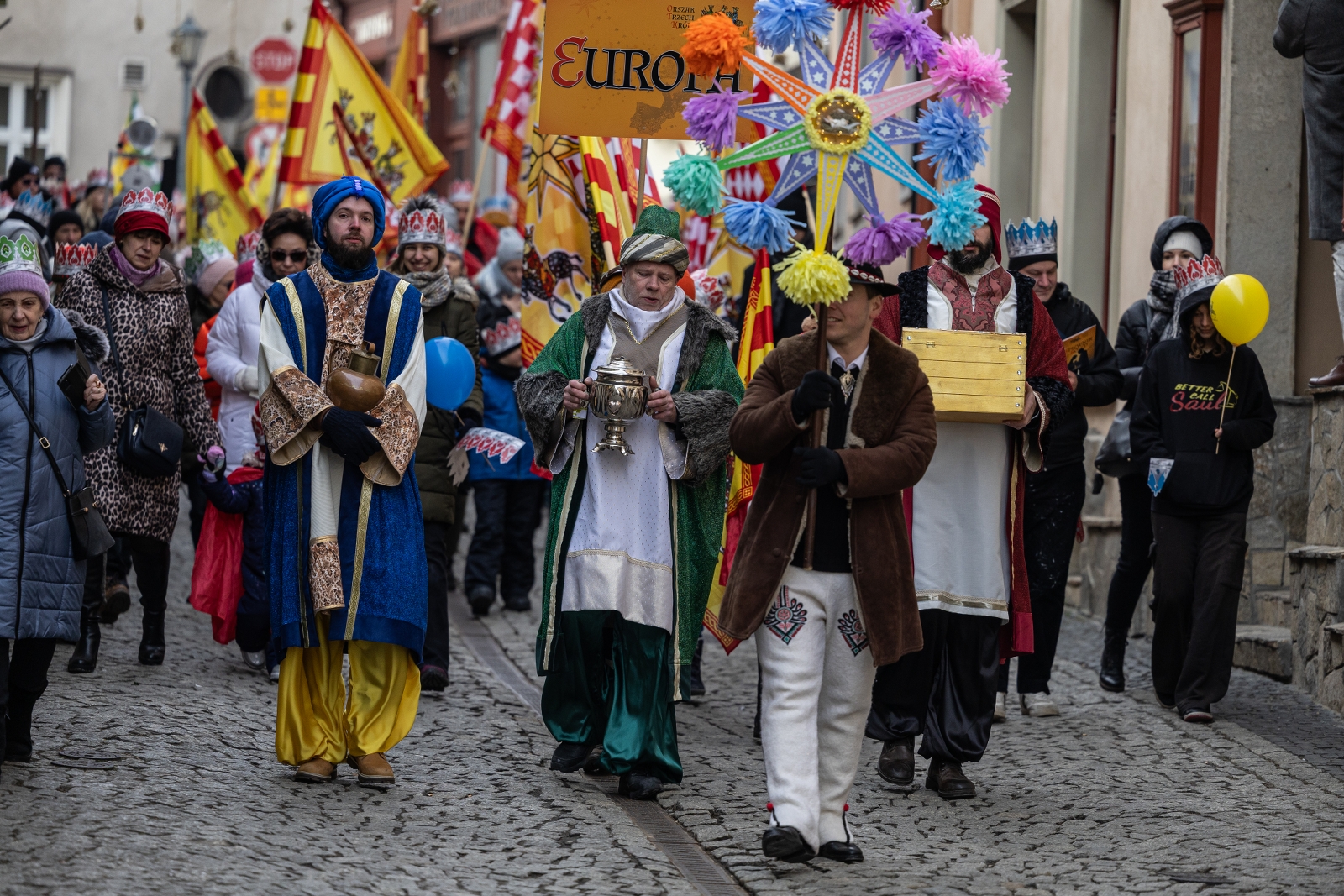 na zdjęciu osoby podczas korowodu