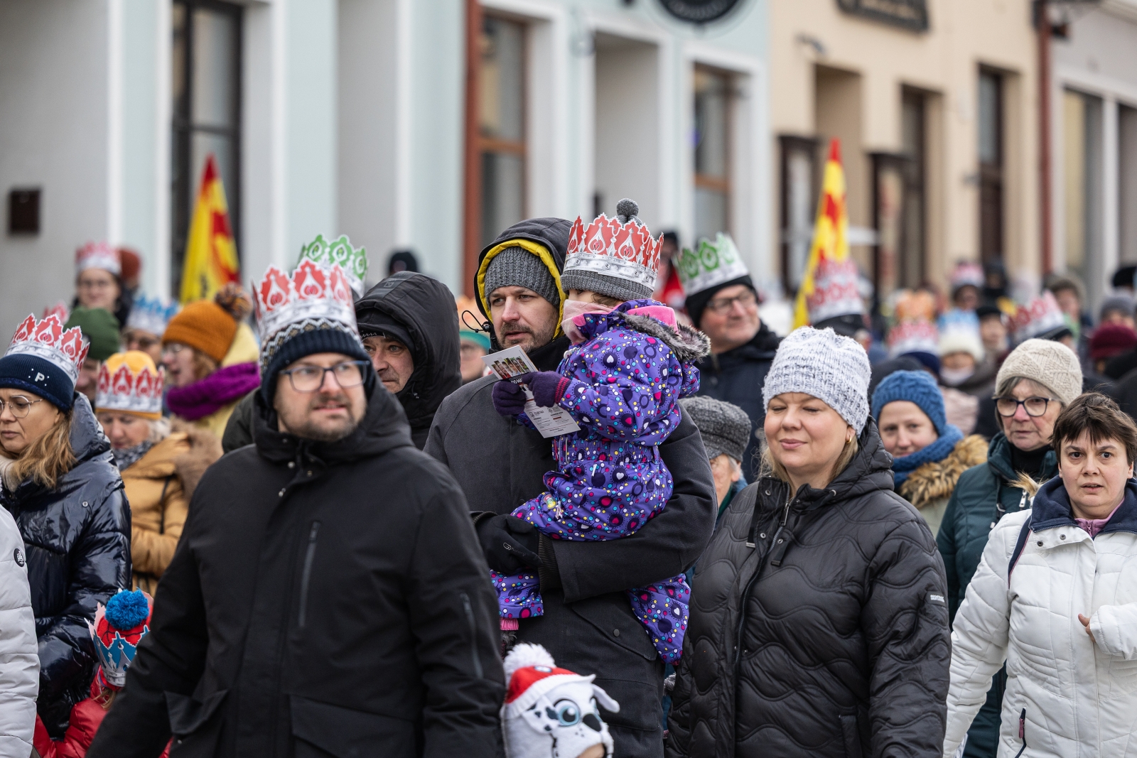 na zdjęciu osoby podczas korowodu