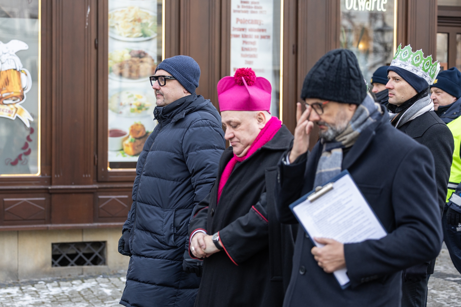 na zdjęciu osoby podczas korowodu