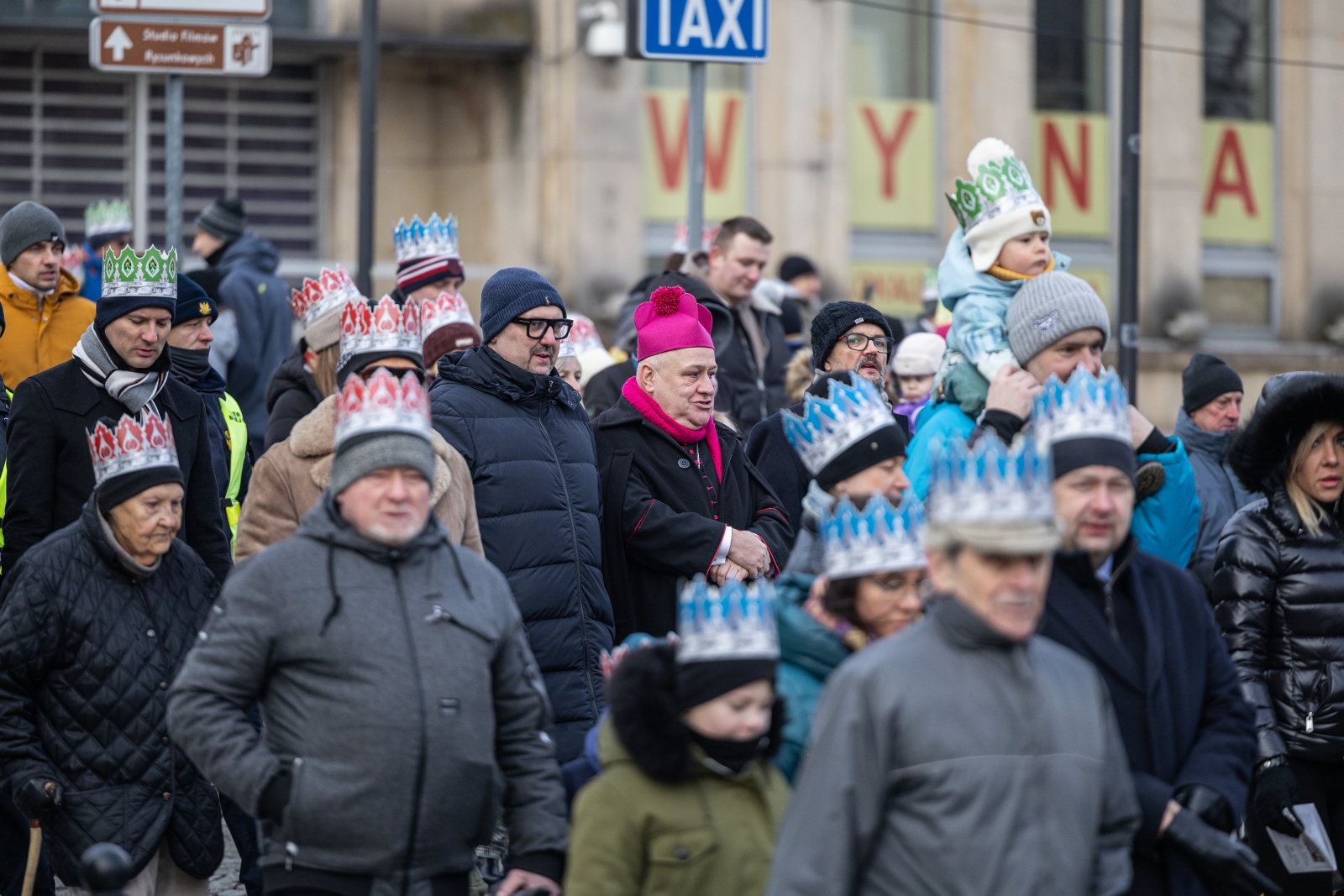 na zdjęciu osoby podczas korowodu