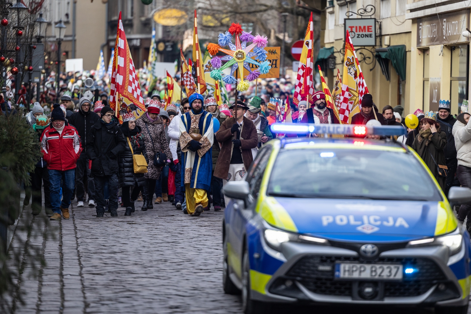 na zdjęciu osoby podczas korowodu